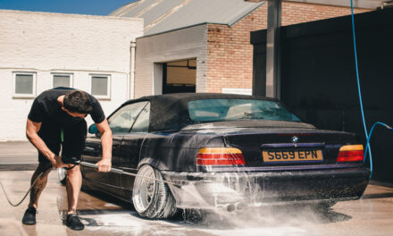 Varför inte tvätta bilen på garageuppfarten?