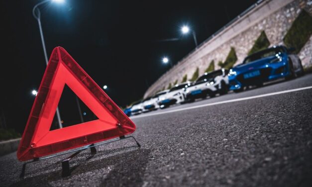 Hur långt bakom bilen ska varningstriangeln stå​?